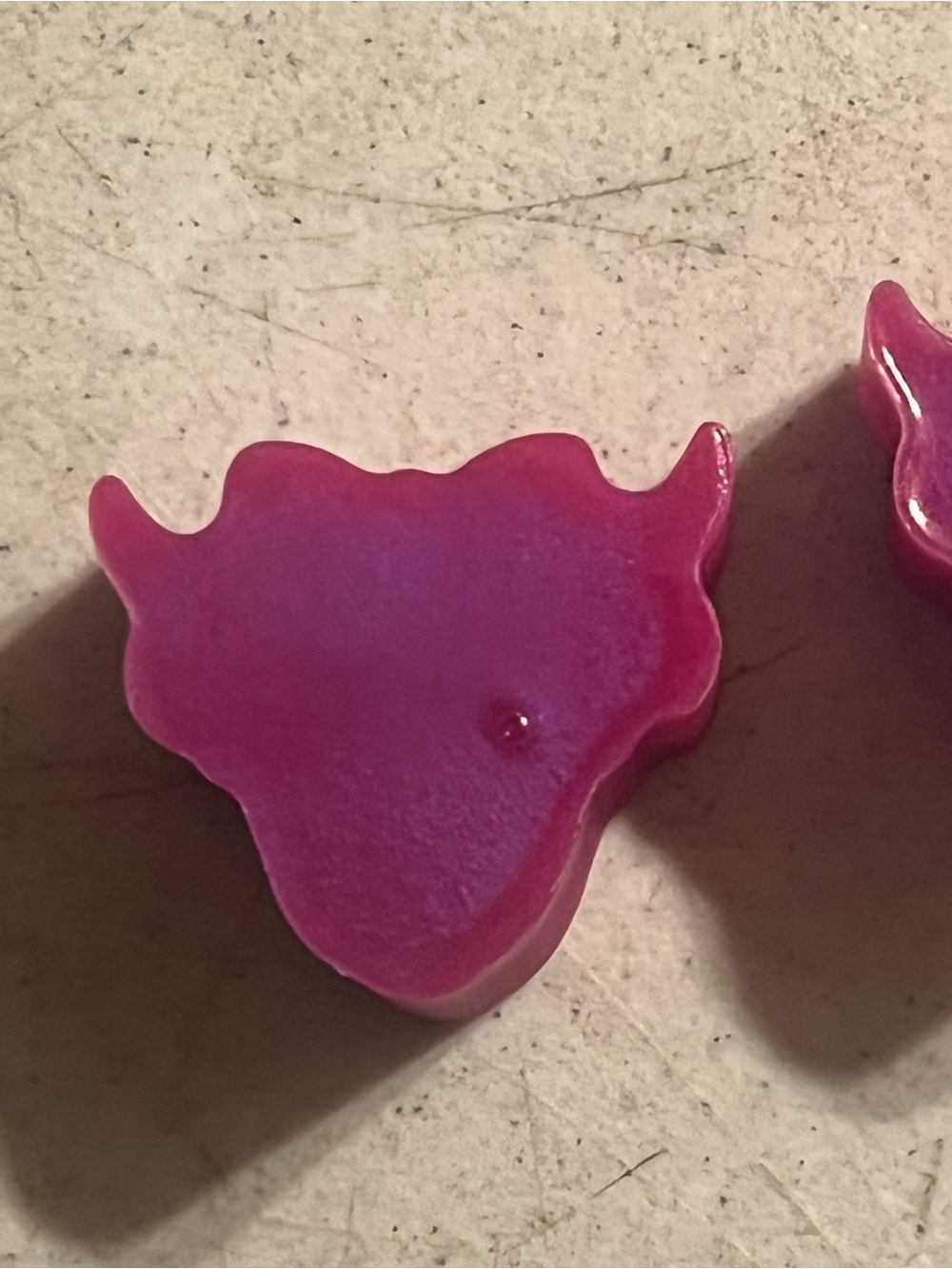2 handmade pink resin cow head craft piece - Picture 5 of 10